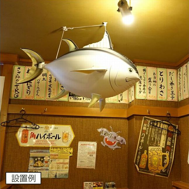 エアーＰＯＰバルーン　マグロ（プリティ）が居酒屋の天井に吊るされた使用イメージ