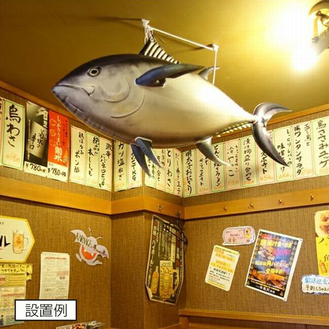 エアーPOPバルーンマグロ（リアル）が居酒屋の天井に吊るされている使用イメージ